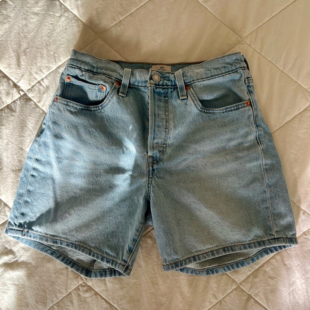 Levi’s 501 mid-thigh shorts